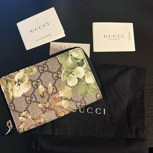 Gucci floral wallet